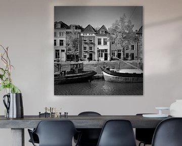 Der breite Hafen von 's-Hertogenbosch in schwarz-weiß