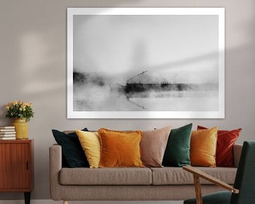 Nederlands vrachtschip op een rivier in de mist. Schipper, boot, rivier. Leven op de binnenvaart. van John Quendag