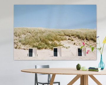 Strandhuisjes aan zee op het strand en in de duinen van Schoorl, langs de Hollandse kustlijn | Fine  van Evelien Lodewijks