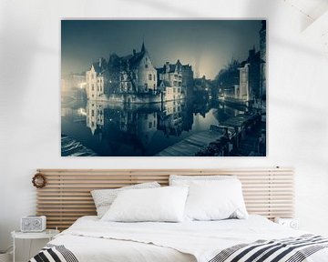 De Rozenhoedkaai bij nacht: Het beroemdste plekje van Brugge | Stadsfotografie (Monochroom) van Daan Duvillier