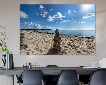 Stenen toren aan het natuurlijke strand Lobbe van GH Foto & Artdesign