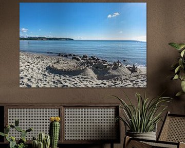 Zandkasteel op het strand in Lobbe van GH Foto & Artdesign