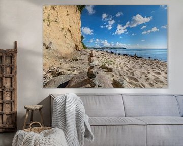 Stenen toren aan het natuurlijke strand Lobbe van GH Foto & Artdesign