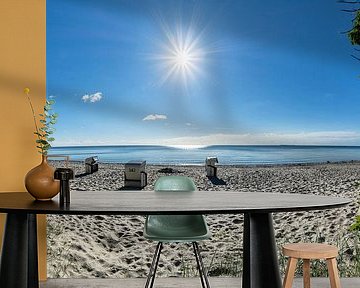 Strandstoelen in het zonlicht, natuurlijk strand Lobbe