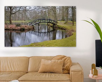 Pont en bois sur l'eau dans un parc urbain automnal et romantique sur Gert Bunt