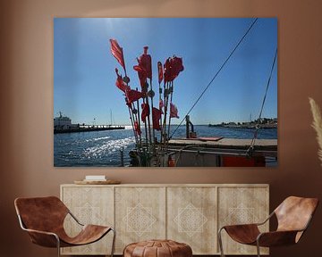 rote Fahnen am Fischerboot, Vitte, Hiddensee von GH Foto & Artdesign