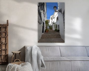 Rue avec des escaliers au centre de la Vieille Altea sur la Costa Blanca sur Gert Bunt