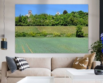 Uitzicht op bedevaartsoord Vezelay met basiliek in de Bourgogne met op de voorgrond akkerland van Gert Bunt