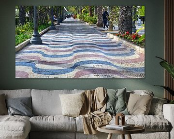 Le boulevard d'Alicante avec sa mosaïque colorée en forme de vague sur Gert Bunt