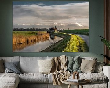 Langs de IJsselmeerdijk van Friesland met Workum op de achtergrond van Harrie Muis