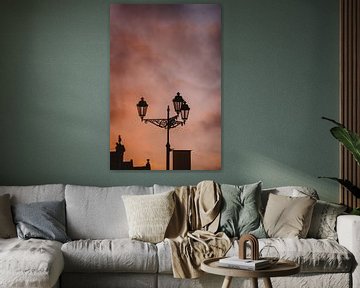 Silhouet van een lantaarnpaal in Delft tijdens zonsondergang