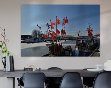 rode vlaggen op de vissersboot, haven Thiessow van GH Foto & Artdesign
