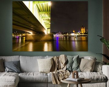 Deutzer brug van Keulen bij nacht met de Groß St. Martinskirche op de achtergrond van Tom Voelz