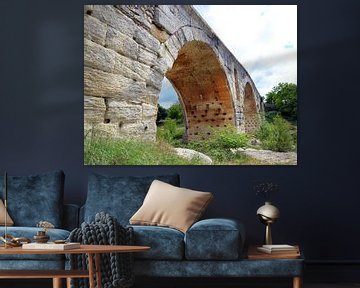 Stenen Romeinse boogbrug Pont Julien over de rivier de Calavon in de omgeving van Apt (Frankrijk) van Gert Bunt