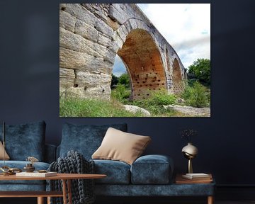 Steinerne römische Bogenbrücke Pont Julien über den Fluss Calavon bei Apt (Frankreich) von Gert Bunt