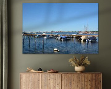 Motorboote & Segelschiffe im Hafen Altefähr von GH Foto & Artdesign