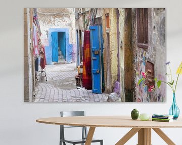 Smalle kleurrijke straat in de medina van Essaouira van Peter de Kievith Fotografie