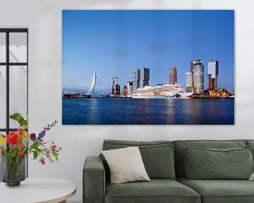Kop van Zuid in Rotterdam met cruise schip tijdens schemering van Peter de Kievith Fotografie