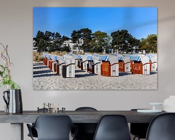 wit-blauw-bruine strandstoelen in Binz, Rügen van GH Foto & Artdesign