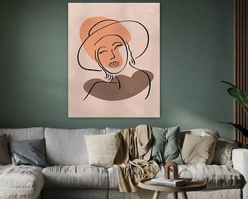 Femme au chapeau dessinant deux formes organiques dans des couleurs chaudes sur Tanja Udelhofen