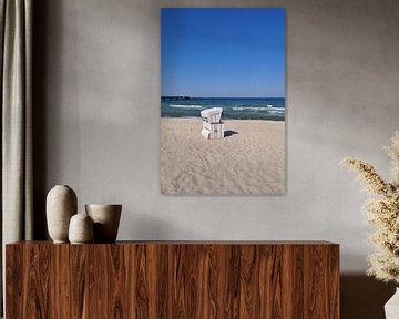 ein weißer Strandkorb am Nordstrand in Göhren auf Rügen von GH Foto & Artdesign