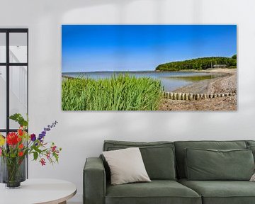 Natuurlijk strand, lagune in Lietzow, Great Jasmund Bodden van GH Foto & Artdesign