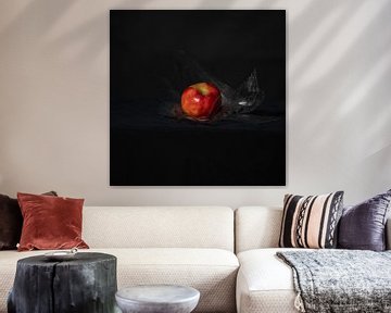 Apple with cellophane van Tamar Aerts