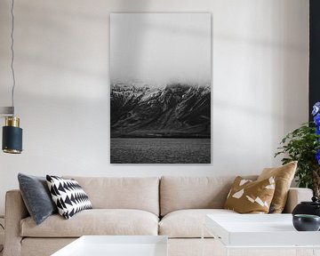 Besneeuwde bergtoppen en stormachtige wolken - IJsland van Holly Klein Oonk