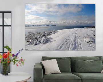 diepe besneeuwde Schafberg met uitzicht op Groß Zicker, Middelhagen op het eiland Rügen van GH Foto & Artdesign