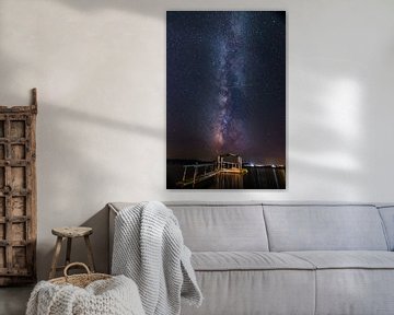 Melkweg over de zee met een pier op de voorgrond - Grichenland van Fotos by Jan Wehnert