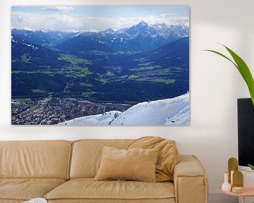 Sneeuw in de zomer met uitzicht op Innsbruck en de Serles, Tirol (Oostenrijk) van Kelly Alblas