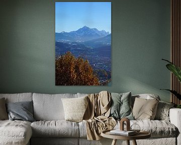 Uitzicht op Innsbruck en de Serles in de herfst (Tirol, Oostenrijk) van Kelly Alblas