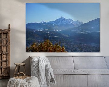 Uitzicht op Innsbruck en de Serles in de herfst (Tirol, Oostenrijk) van Kelly Alblas