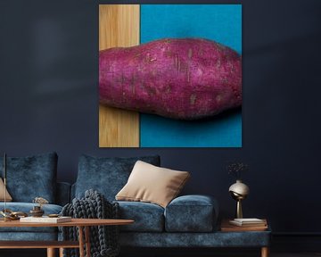 Zoete aardappel op hout en turquoise van ellenklikt