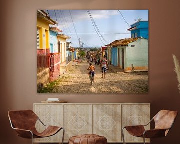 Kleurrijke huizen in de straten van Trinidad, Cuba van Teun Janssen