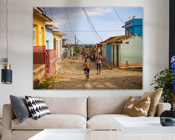 Kleurrijke huizen in de straten van Trinidad, Cuba van Teun Janssen