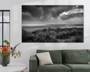 La plage et les dunes de la Maasvlakte en noir et blanc sur Marjolein van Middelkoop