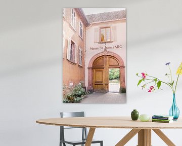Maison | Roze gebouw met houten poort in Frankrijk | Pastel reisfotografie Elzas