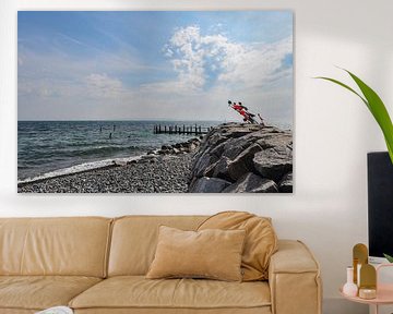 rote Fahnen am  Strand von Vitt auf Rügen von GH Foto & Artdesign