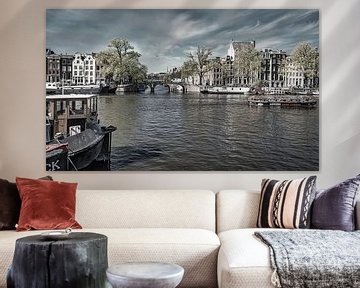 Boten op de Amstel in Amsterdam, monochroom