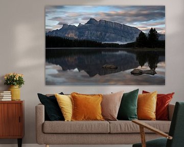 Mount Rundle en Two Jack Lake, Banff National Park, Alberta, Canada van Alexander Ludwig