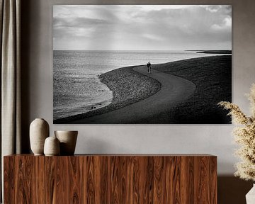 Eenzame fietser op de dijk bij Oosterend op Terschelling. van Arjan Boer