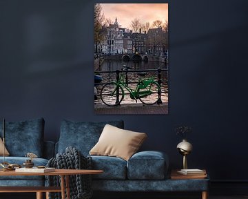Groene fiets op Amsterdamse gracht (Keizersgracht) van Andrea de Jong