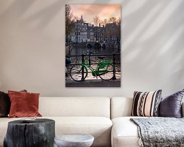 Groene fiets op Amsterdamse gracht (Keizersgracht)