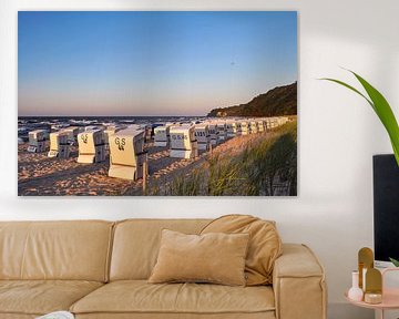 witte strandstoelen, zonsondergang aan het noordelijk strand in Göhren op het eiland Rügen van GH Foto & Artdesign