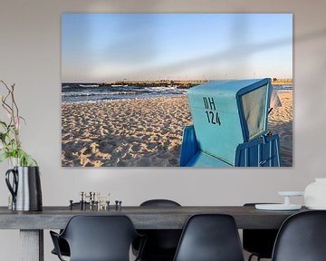 Strandstoel en meeuwen op het noordelijk strand in Göhren op het eiland Rügen van GH Foto & Artdesign