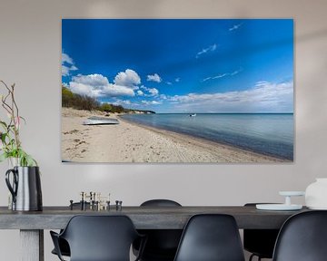 Bateau et bateau à moteur sur la plage sud de Göhren, sur l'île de Rügen sur GH Foto & Artdesign