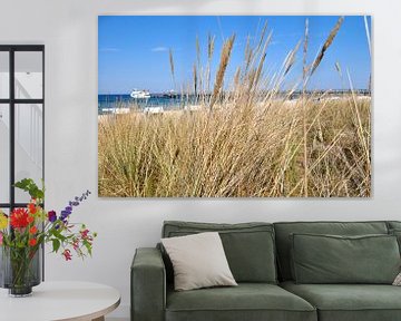 Ausflugsschiff vor der Seebrücke in Göhren auf Rügen von GH Foto & Artdesign