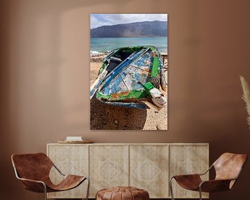 Old weathered boat on the coast of the island of Graciosa by Peter de Kievith Fotografie