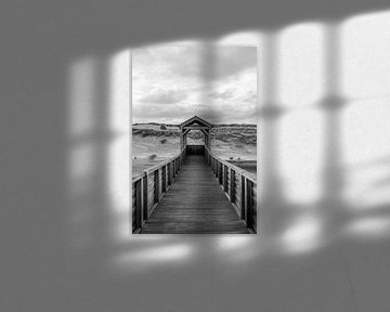 Brücke mit schönen Dünen. Schwarz-Weiß-Fotografie von Frank van Hulst